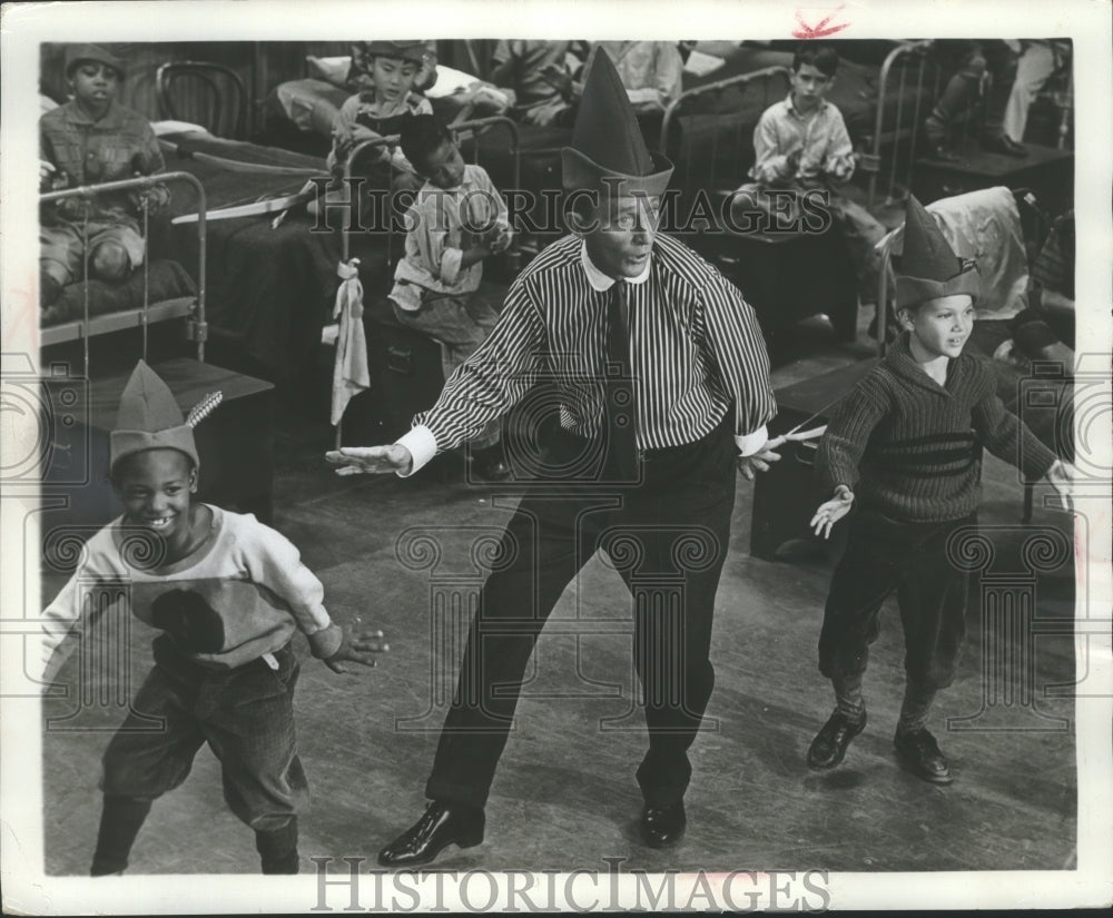 1964 Press Photo Bing Crosby Dancing in Warner Brothers&#39; &quot;Robin and the 7 Hoods&quot;-Historic Images