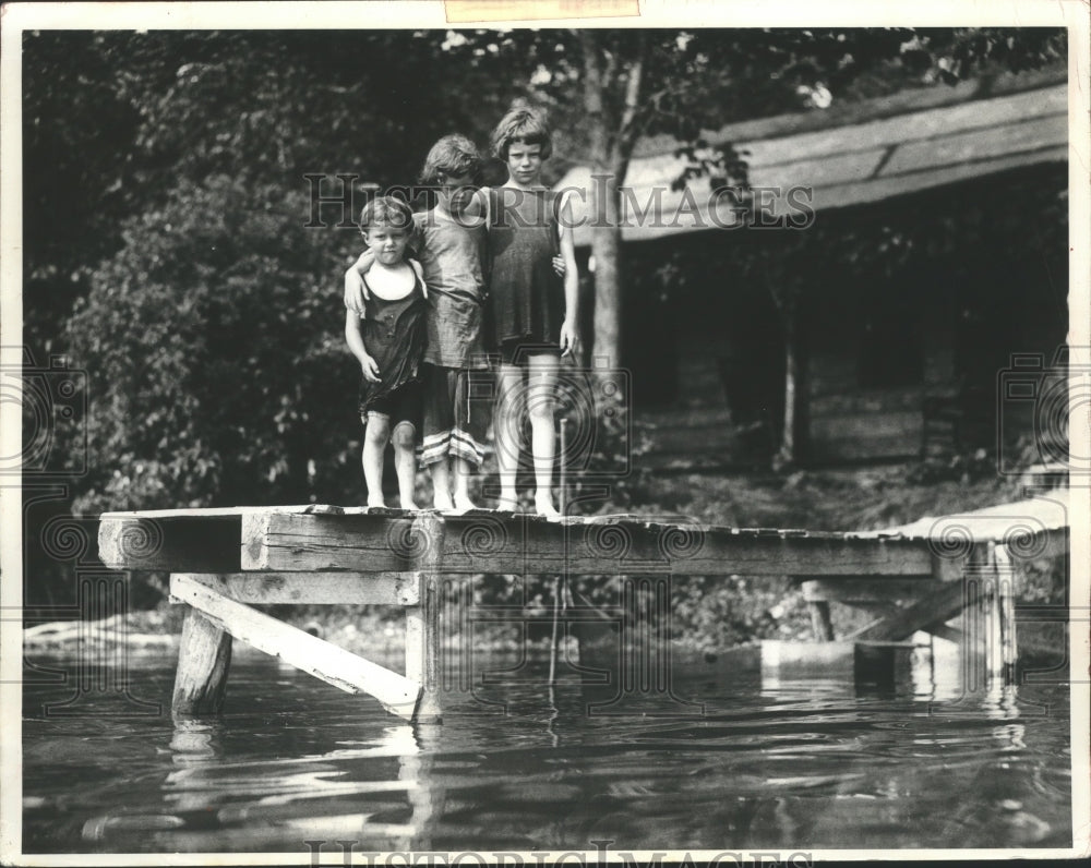 Press Photo Children on a dock near Milwaukee, Wisconsin - mjx24200-Historic Images