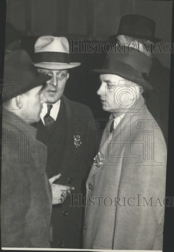 1936 Press Photo Clint Less With Others - Historic Images