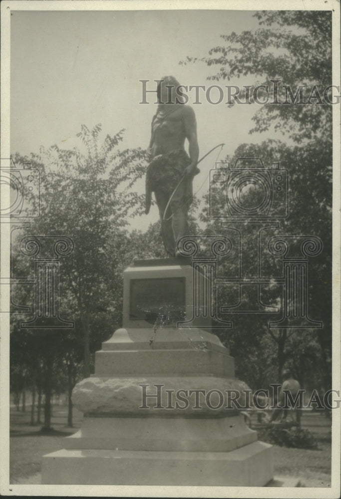 1931 Press Photo Statue of Oshkosh, Indian chief, whose name the city bears - Historic Images