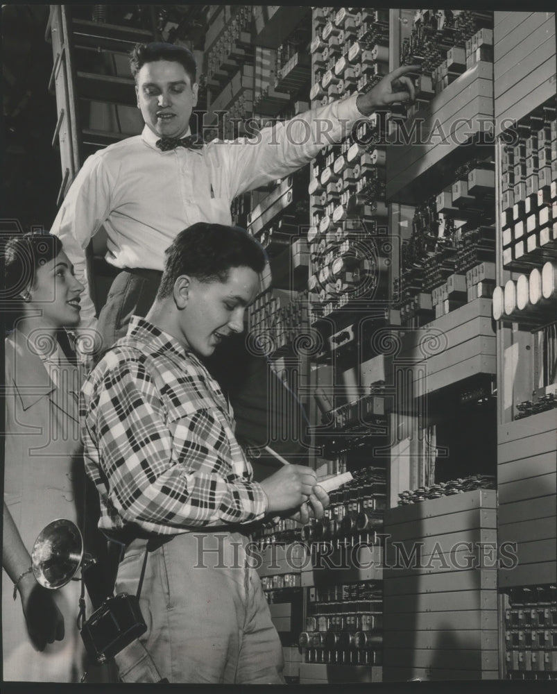 1954 Press Photo European students tour the Wisconsin Bell Company's toll office - Historic Images