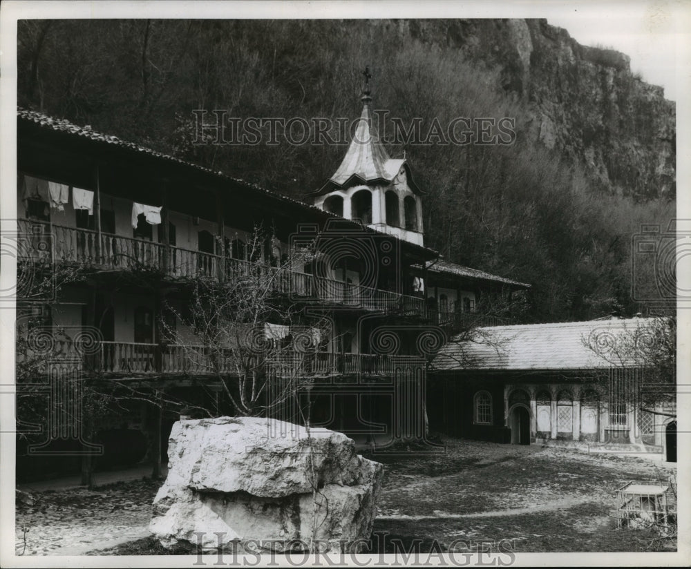 1944 Press Photo Courtyard of the Preobrajenski Monastery in Bulgaria - Historic Images