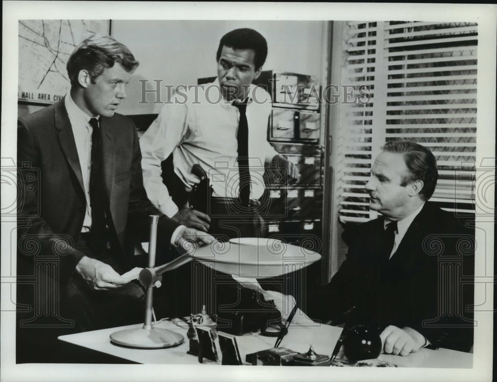 1968 Press Photo Frank Converse, Robert Hooks, and Jack Warden of &quot;N.Y.P.D.&quot; - Historic Images