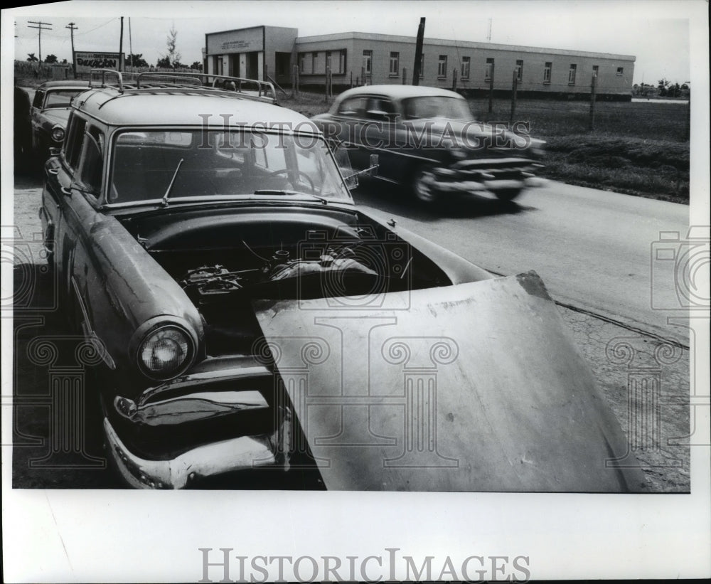 Press Photo Undated Photo Showing a Broken Down Station Wagon in Cuba - Historic Images