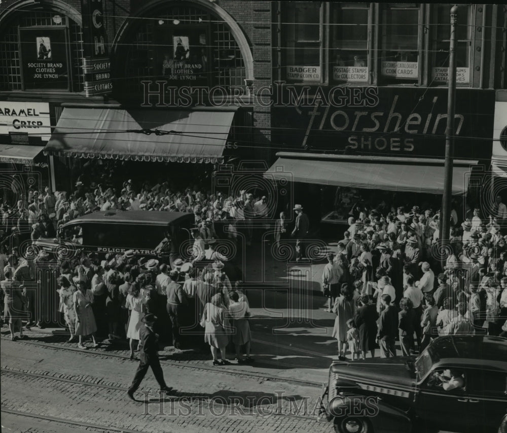 1945 Press Photo Gambling raid in Milwaukee - mjx24759-Historic Images