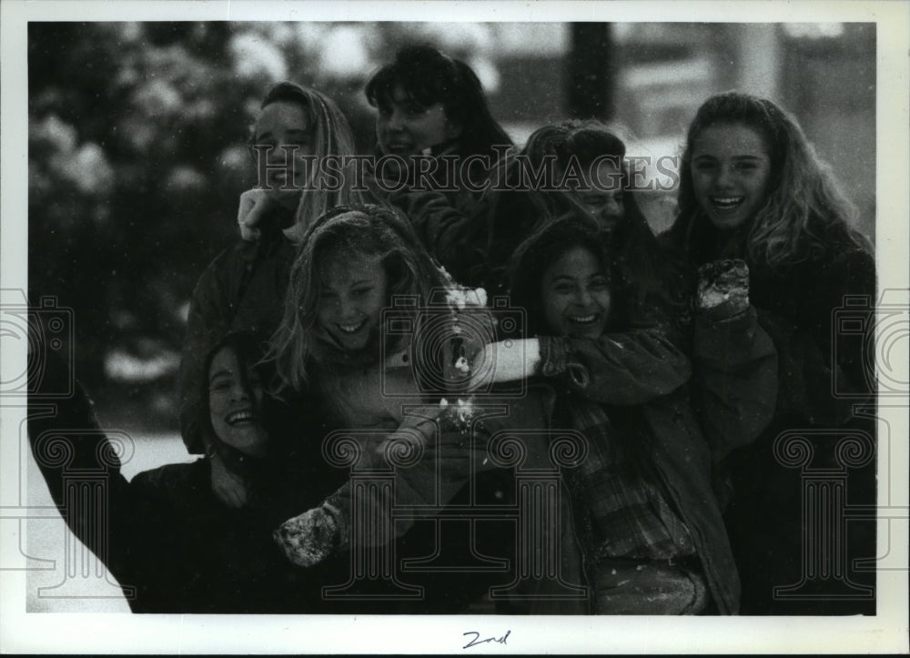 1991 Press Photo Tryone Laporte&#39;s winner photo of Canadian schoolgirls - Historic Images