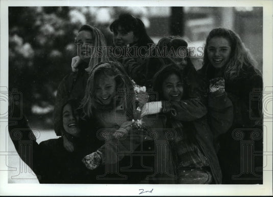 1991 Press Photo Tryone Laporte's winner photo of Canadian schoolgirls - Historic Images