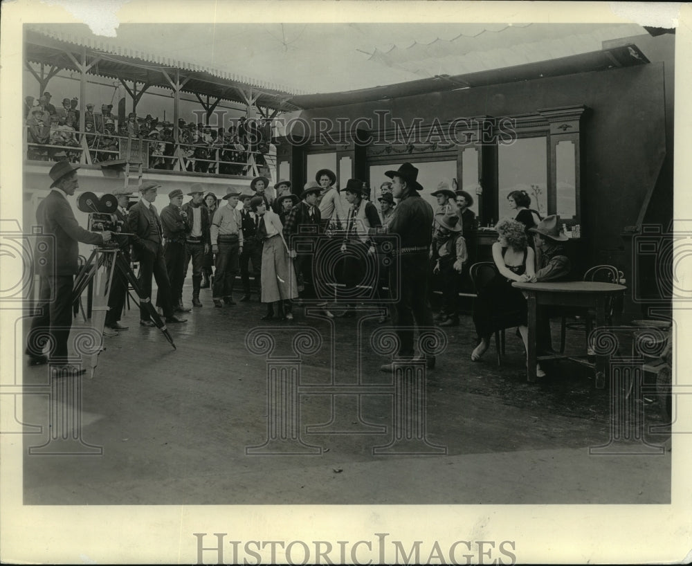 1935 Press Photo Fred Kelsey directs Western barroom fight scene - Historic Images