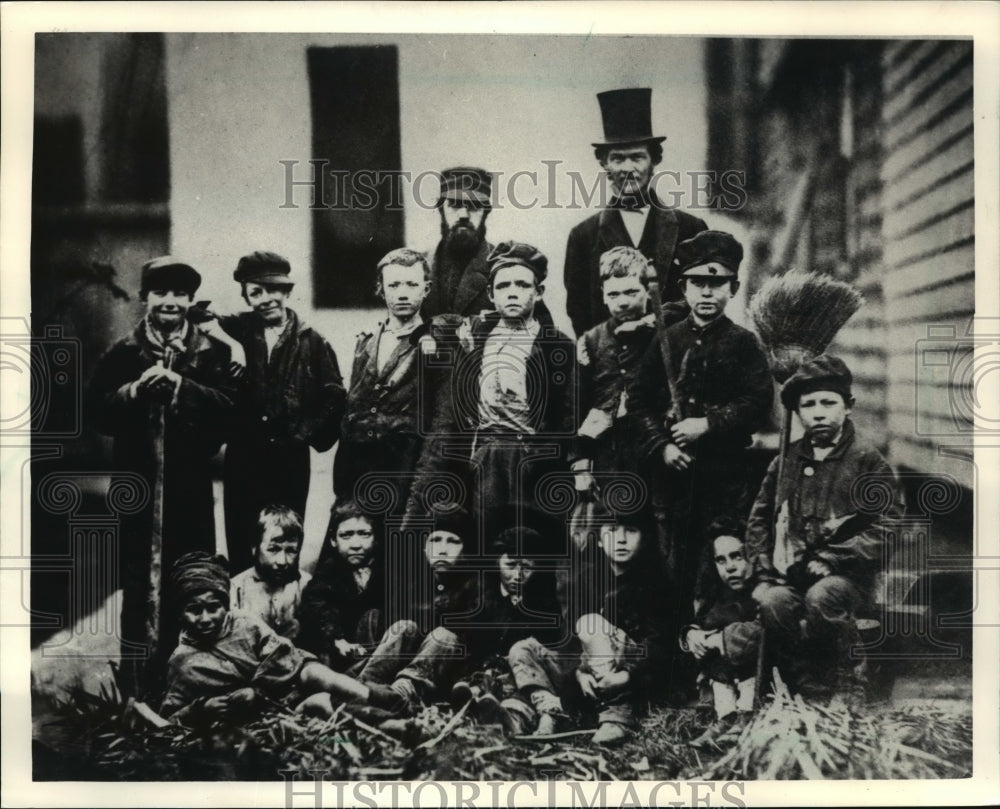 1987 Press Photo Charles Dickens&#39; Oliver Twist cast pictured in 1858 - Historic Images