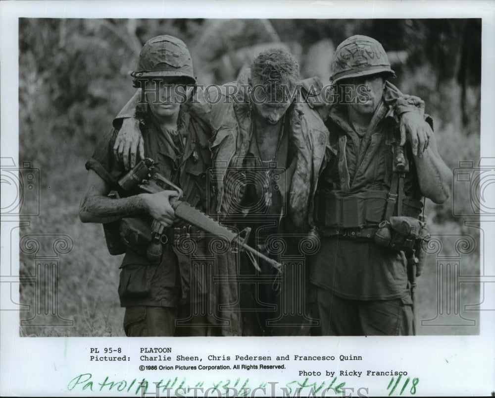 1986 Press Photo Charlie Sheen, Chris Pedersen and Francesco Quinn in &quot;Platoon&quot; - Historic Images