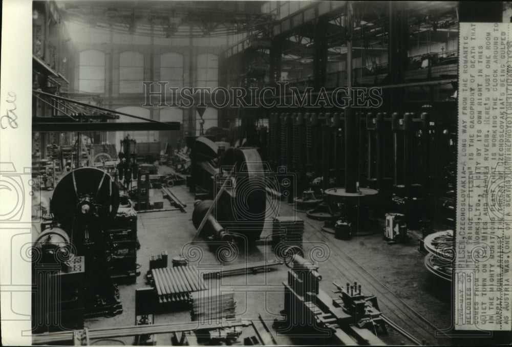 1938 Press Photo Inside Skoda Works, Limited, in Pilsen, Czechoslovakia - Historic Images