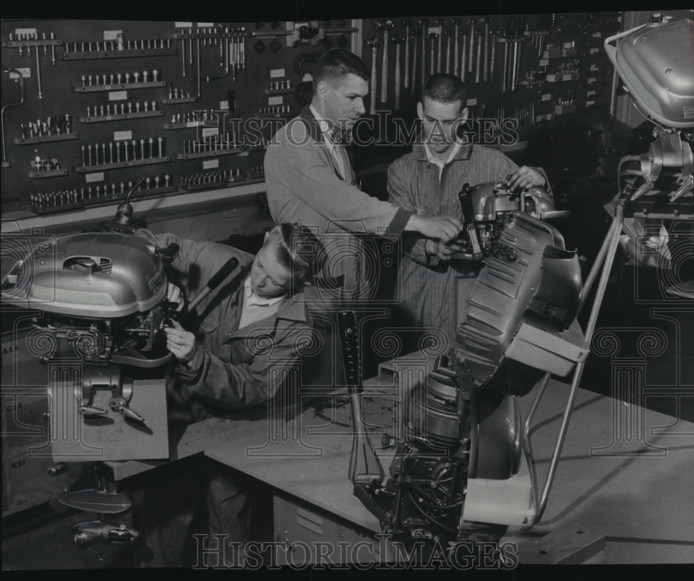 1967 Press Photo Pupils at Milwaukee's Custer High School Service Boat Motors - Historic Images