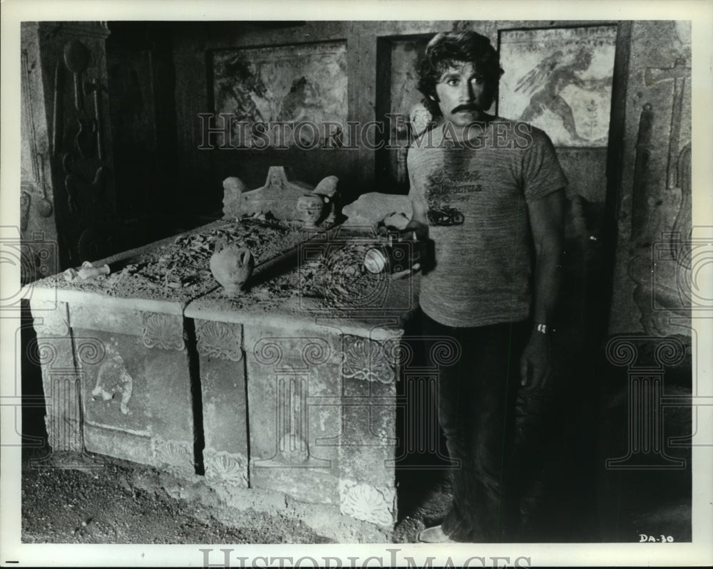 1972 Press Photo Alex Cord Plays American Archaeologist in &quot;The Dead Are Alive&quot; - Historic Images