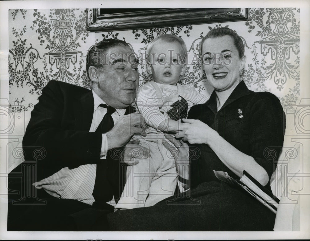 1957 Press Photo Paul Douglas and Jane Sterling, Actor and Accrtress, With Son - Historic Images