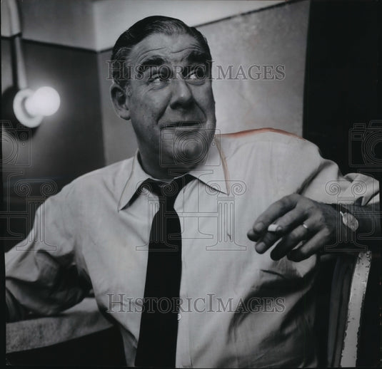 1955 Press Photo Paul Douglas-Backstage Filming "The Caine Mutiny Court-Martial" - Historic Images