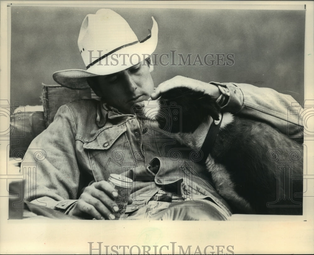 1992 Press Photo Price Malloux rewarded a ranch dog with a little petting - Historic Images