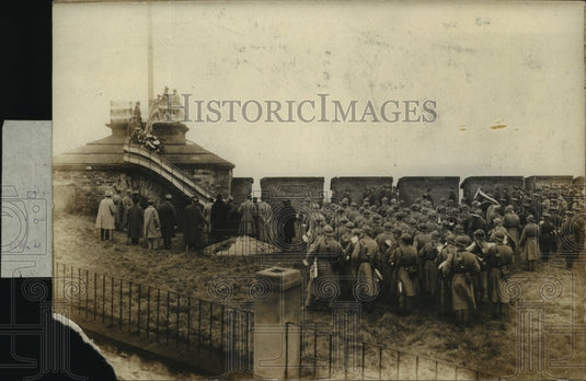 1923 Press Photo A crowd listens to the Star Spangled Banner - Historic Images