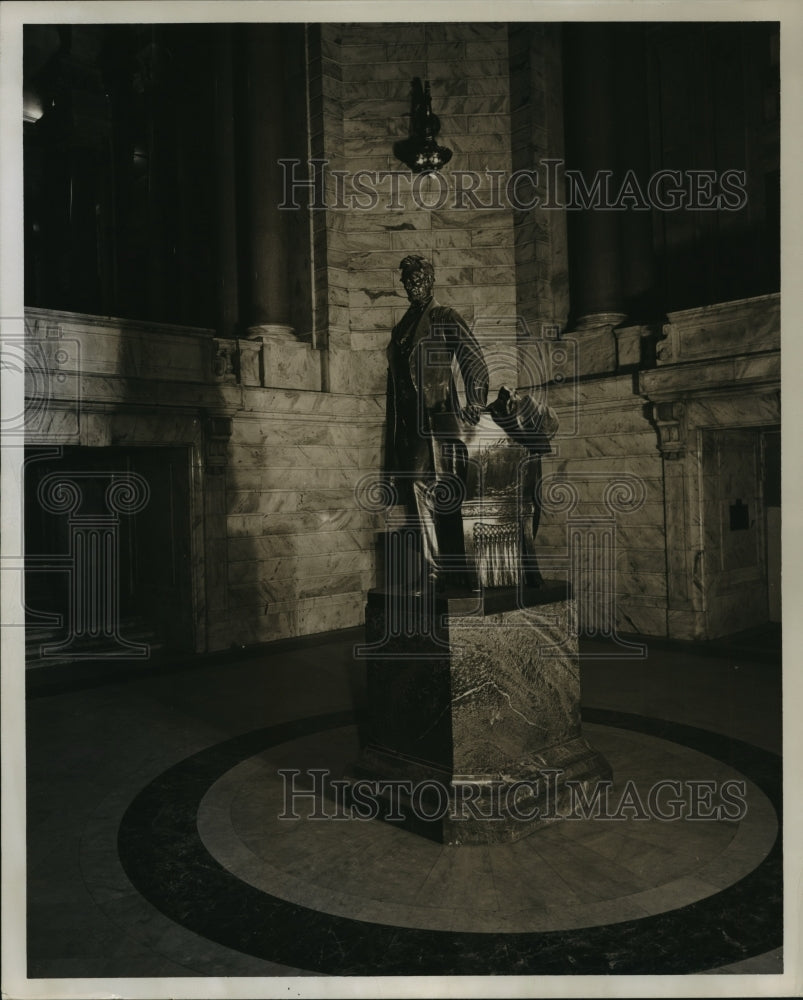 1955 Press Photo The Lincoln statue stands in the Kentucky&#39;s State Capitol-Historic Images