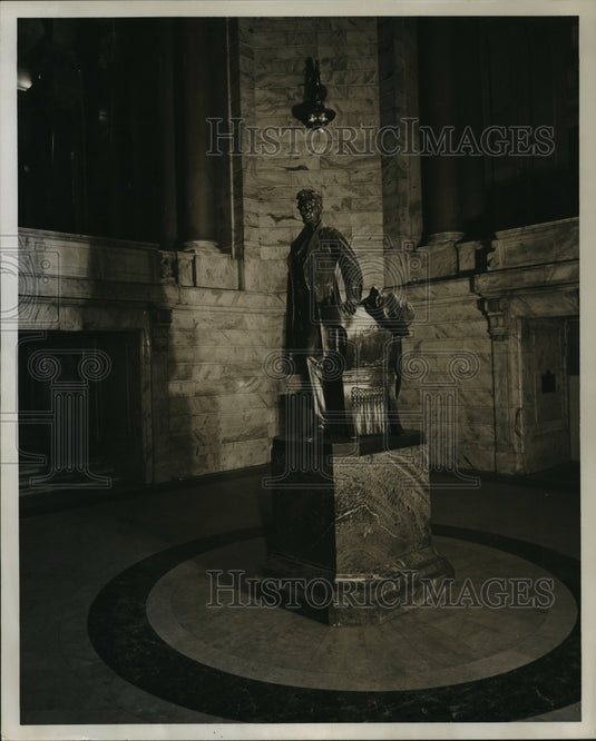 1955 Press Photo The Lincoln statue stands in the Kentucky's State Capitol-Historic Images