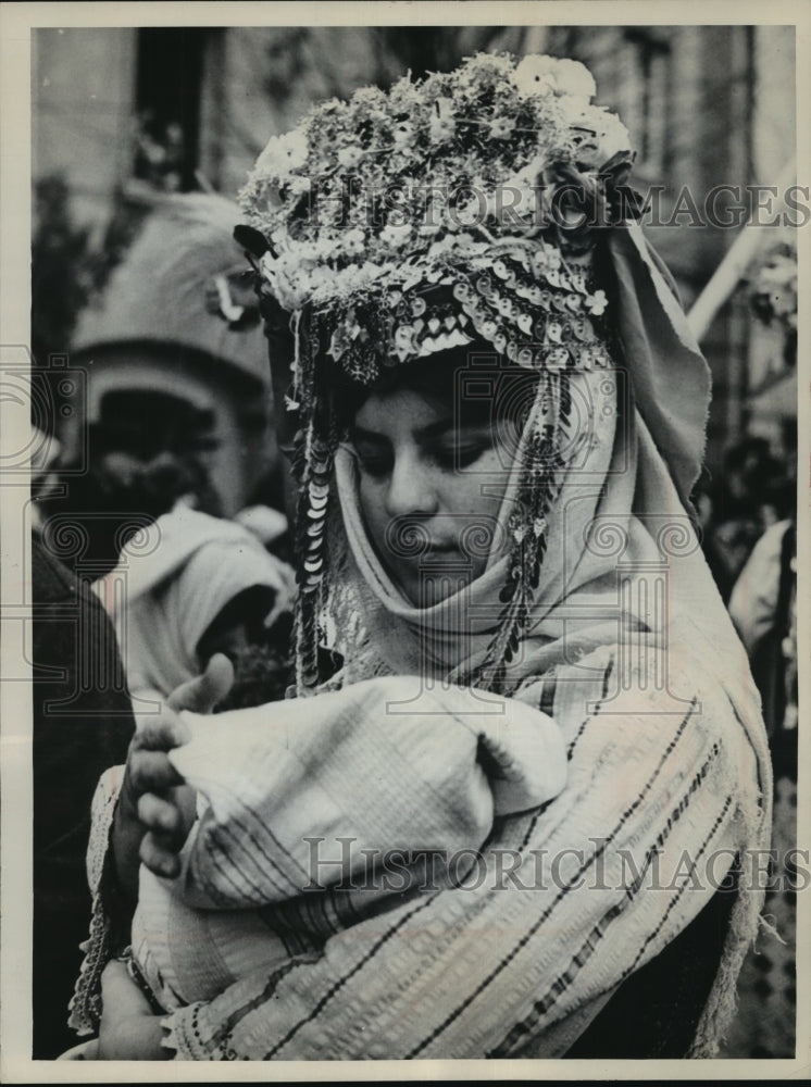 1969 Press Photo A Bulgarian girl dressed in a costume for Festival of Mummers - Historic Images