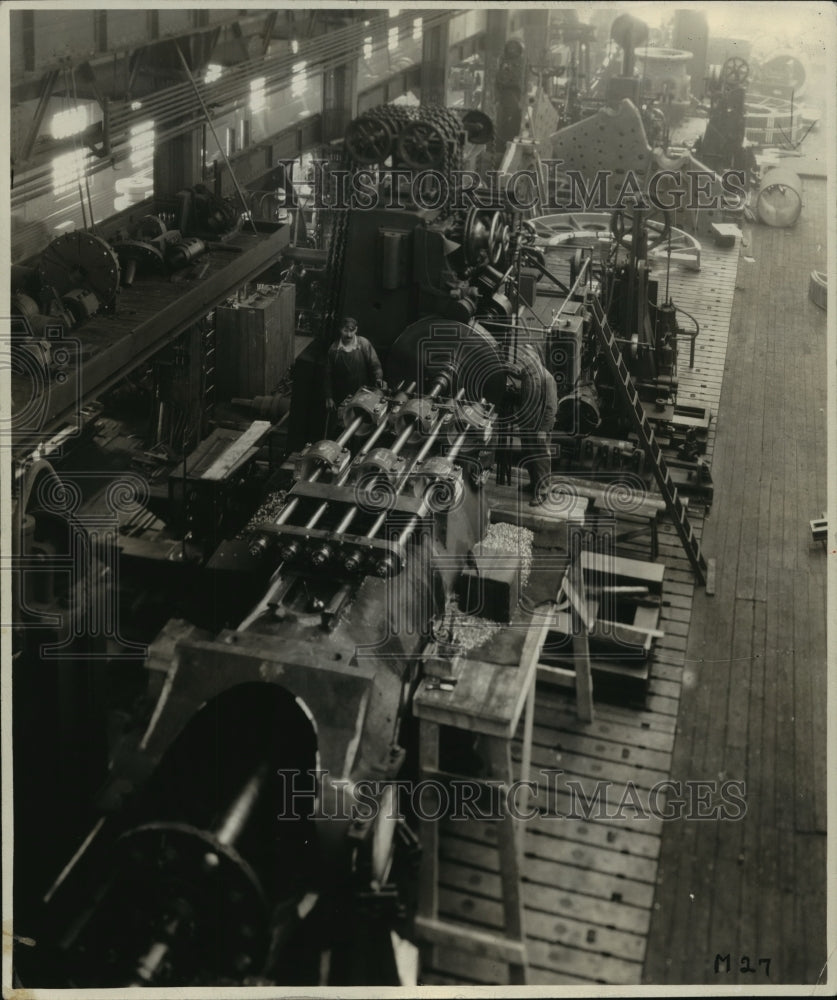 1943 Press Photo William Softley, AC plant machinist working on gunslides - Historic Images