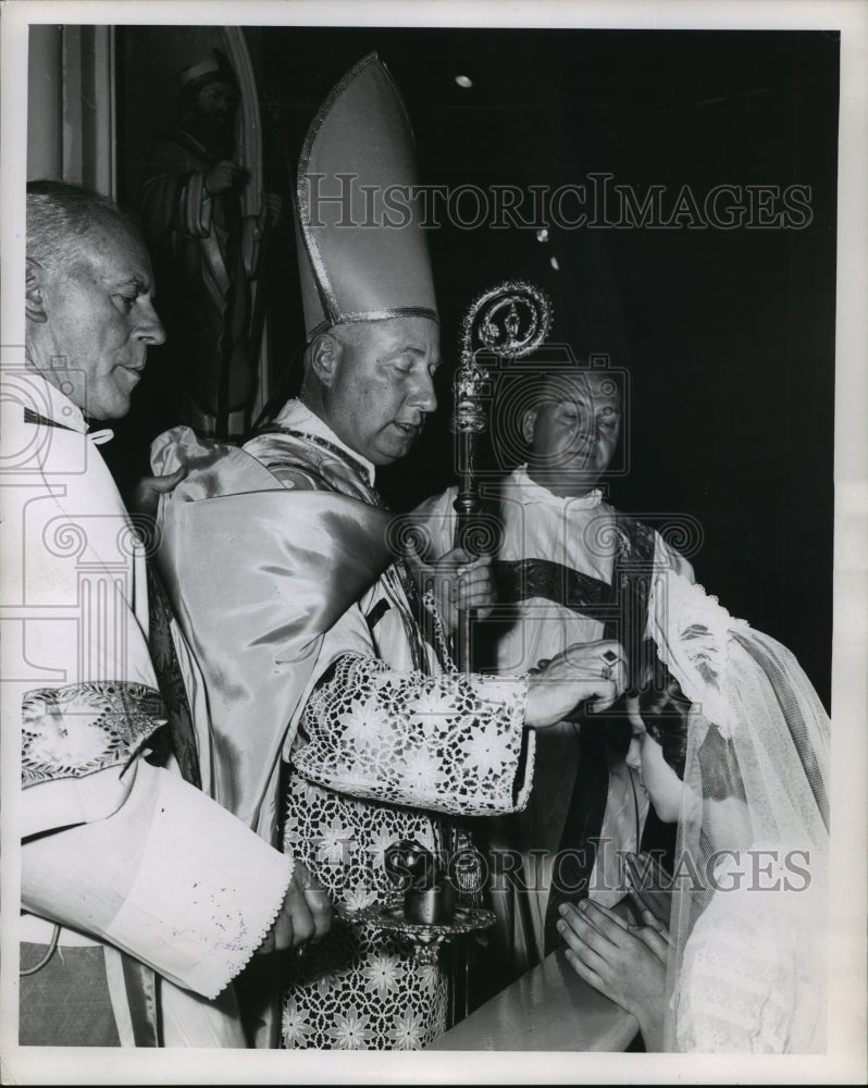 1952 Press Photo Bishop Pours Oil on Child at Saint Stephen&#39;s Church - Historic Images