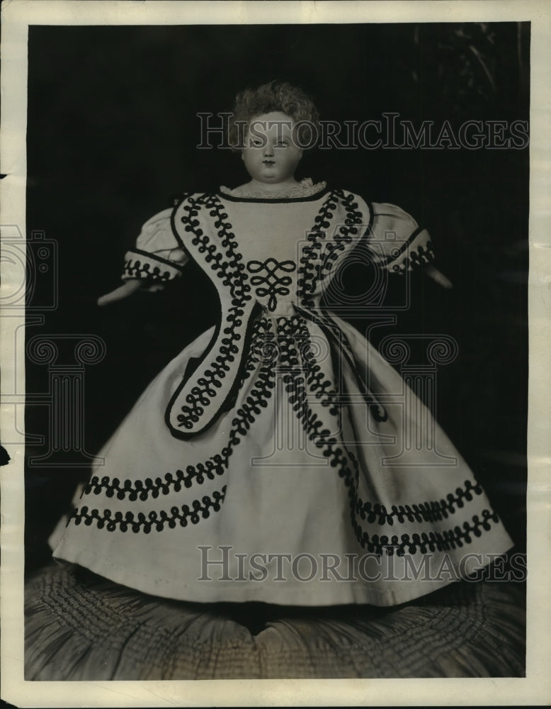 Press Photo Undated Photo of Queen Ann of England&#39;s Ancient Doll - Historic Images