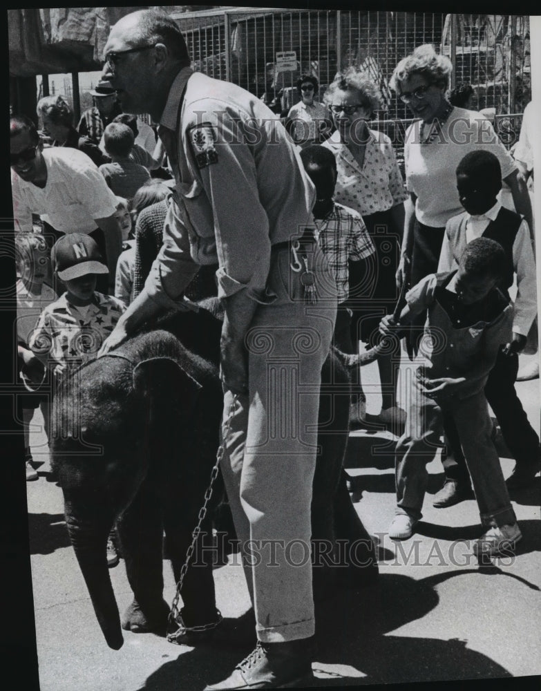 1966 Press Photo Annette did not mind being inspected by some of her bolder fans-Historic Images