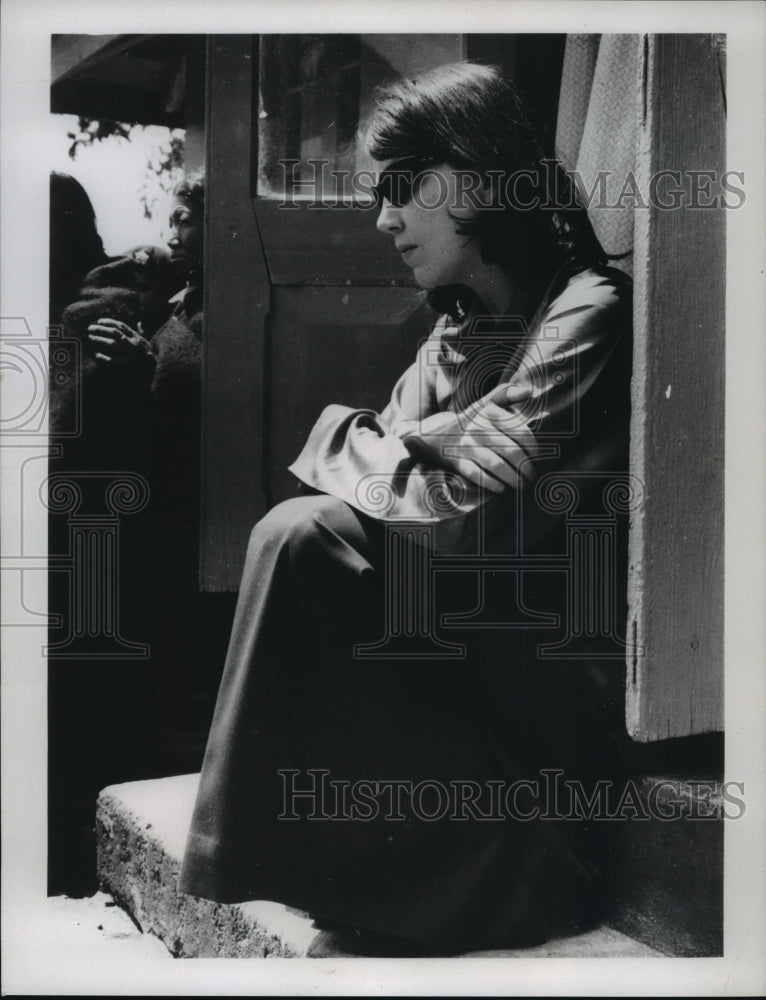 1967 Press Photo Hope Cook, Queen of Sikkim, rests on a doorstep during a tour - Historic Images