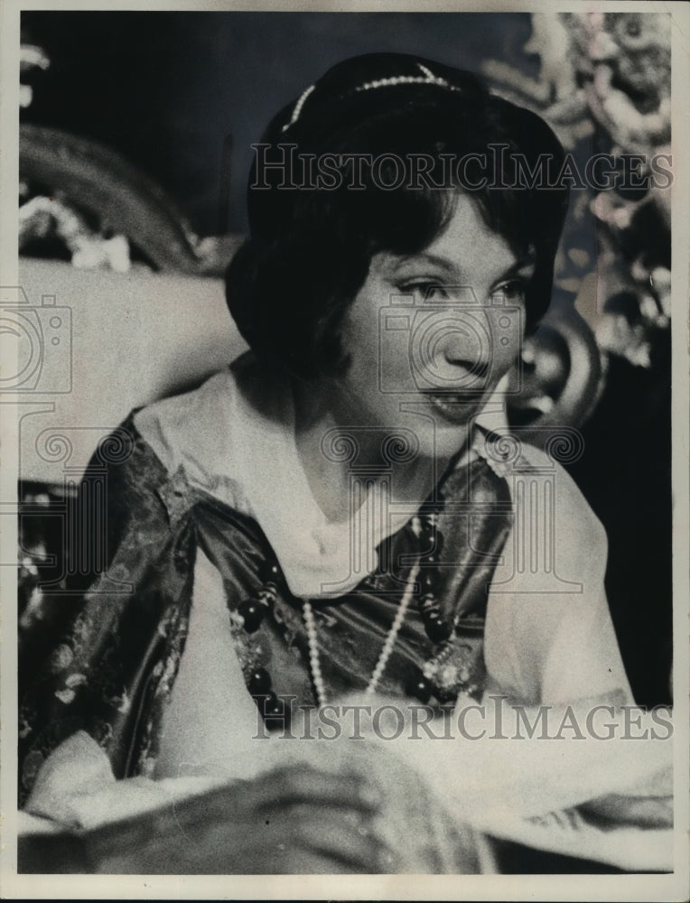 1965 Press Photo Hope Cooke, Queen of Sikkim, accepts white scarf at coronation - Historic Images