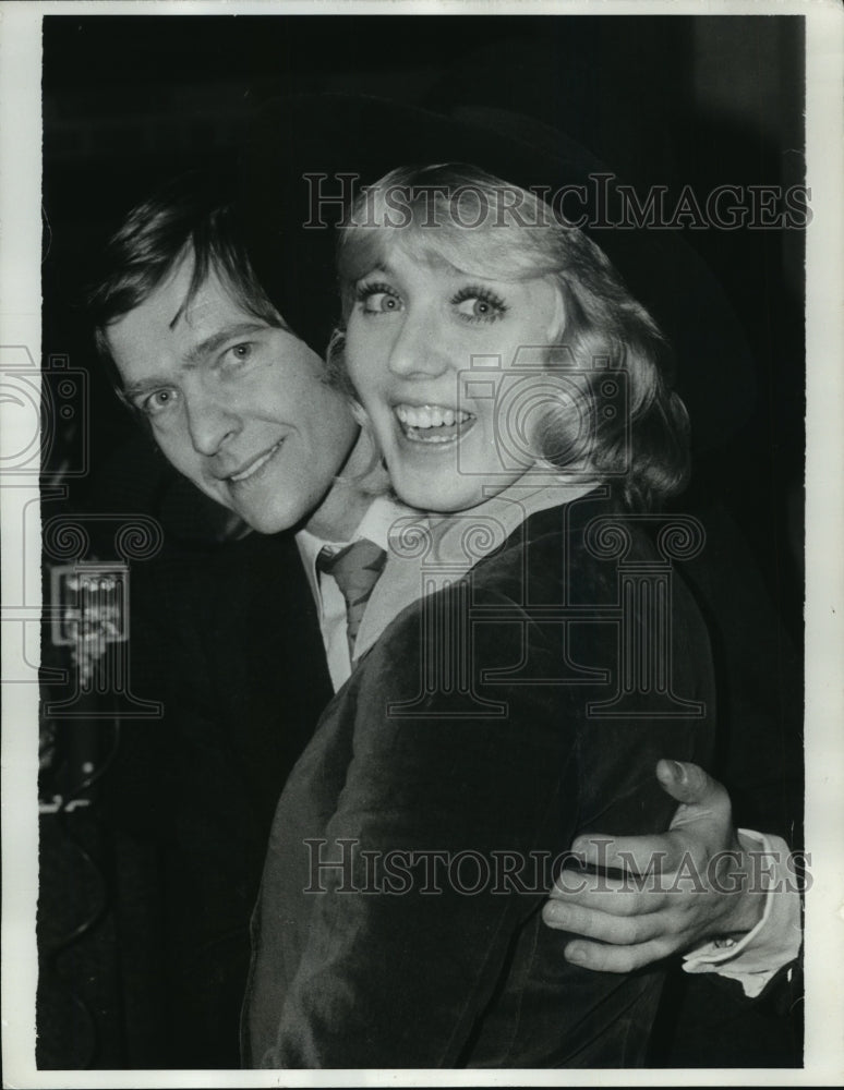 1974 Press Photo Tom Courtenay-British Actor-With Wife Cheryl Kennedy - Historic Images