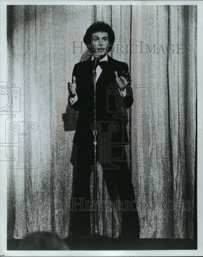 1979 Press Photo Billy Crystal in His Stand Up Club Act - Historic Images