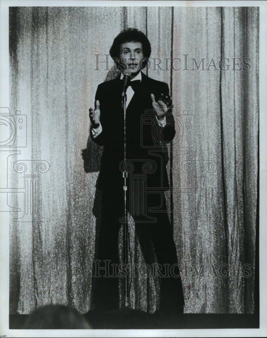1979 Press Photo Billy Crystal in His Stand Up Club Act - Historic Images