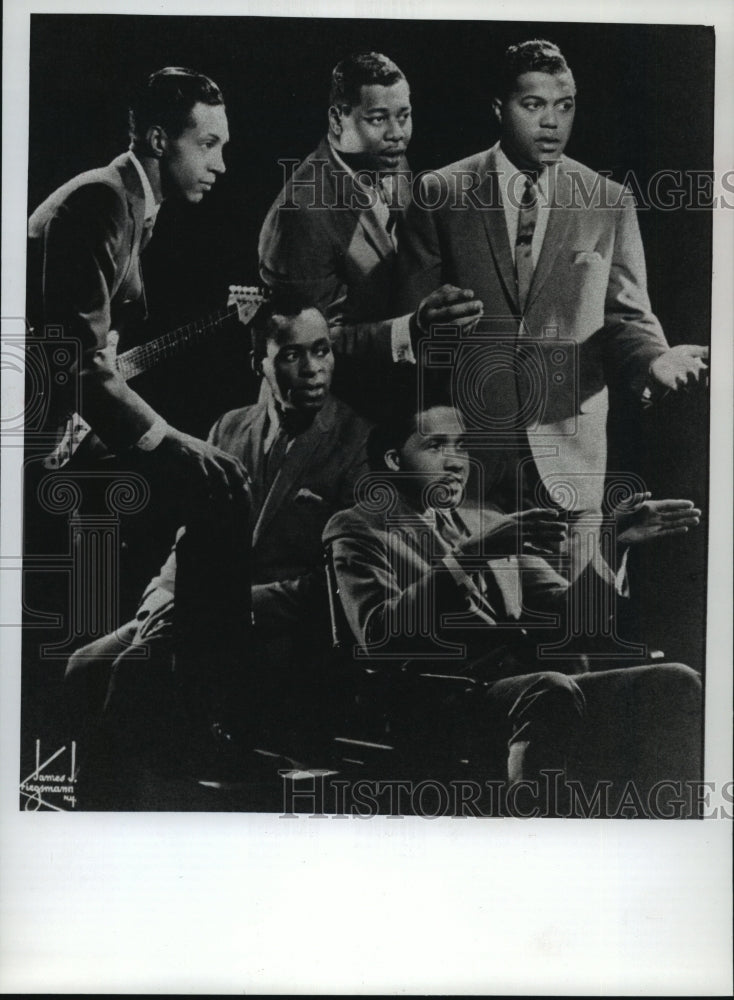 1990 Press Photo The Group The Contours Struck This Promotional Pose - Historic Images