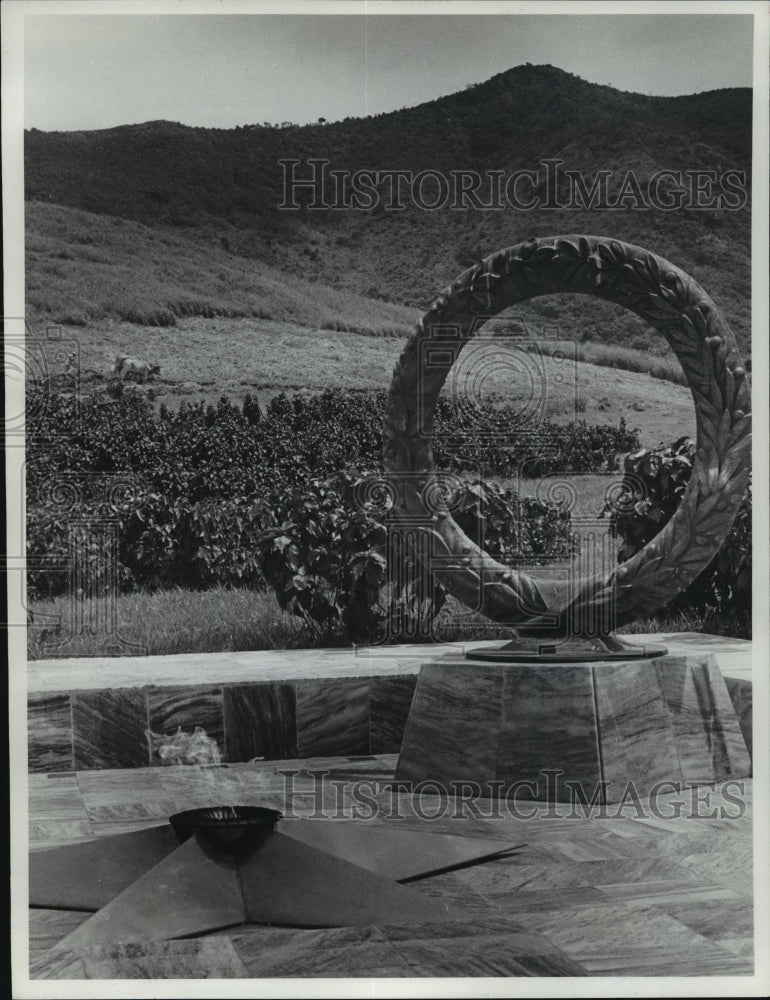 1979 Press Photo Eternal Flame at Cemetery in Cuba&#39;s Sierra Maestra Mountains-Historic Images
