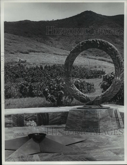 1979 Press Photo Eternal Flame at Cemetery in Cuba's Sierra Maestra Mountains-Historic Images