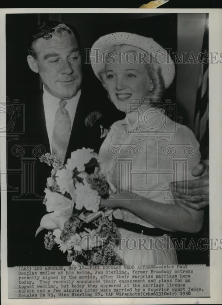 1950 Press Photo Actor Paul Dpuglas smiles at his bride, Jan Sterling - Historic Images