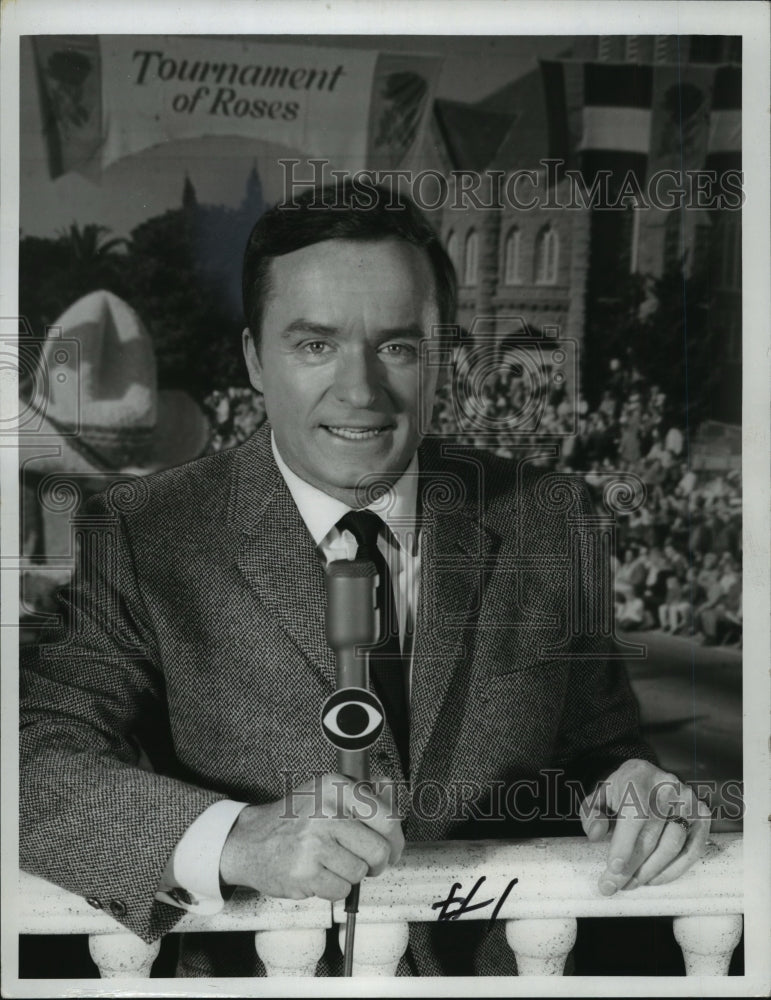 1967 Press Photo Mike Douglas gives commentary at Tournament of Roses Parade - Historic Images