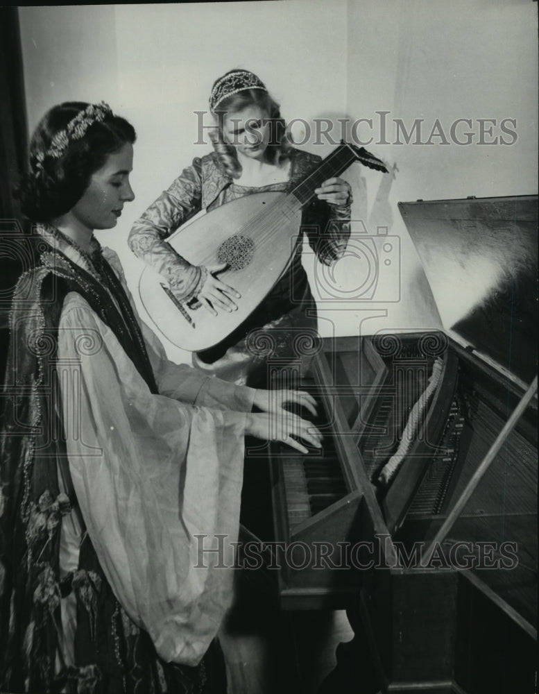 1952 Press Photo Musicians Play Virginal and Padua Lute at the Folger Library - Historic Images