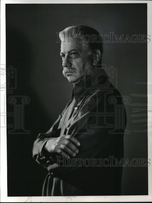1958 Press Photo Melvyn Douglas stars in "The Plot to Kill Stain" - Historic Images