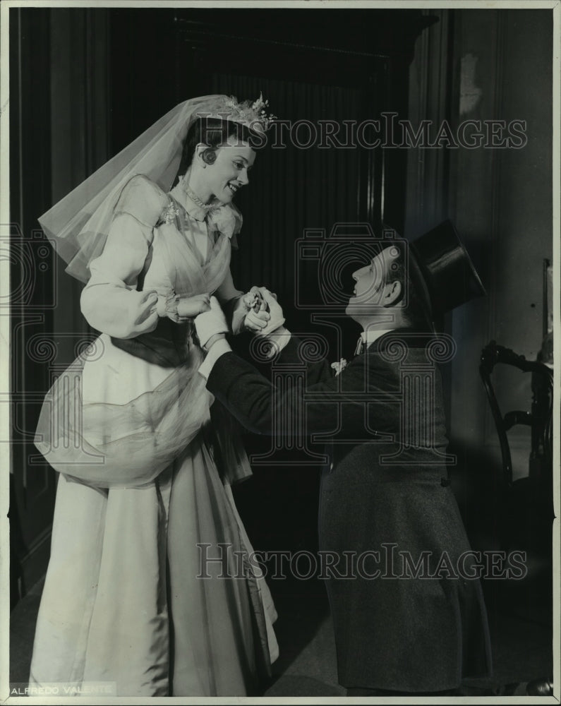 1953 Press Photo Hume Cronyn and Jessica Tandy in &quot;The Fourposter&quot; Play - Historic Images