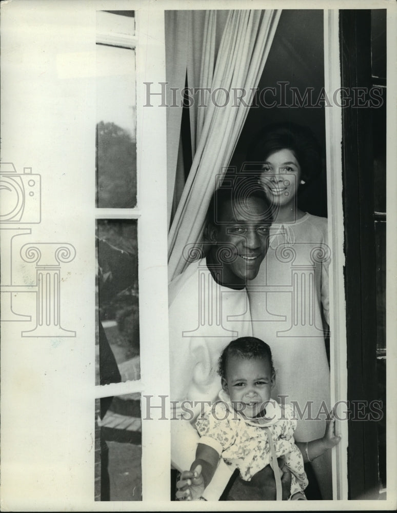 1966 Press Photo Bill Cosby, Actor, With Wife Camille and Daughter Erica - Historic Images