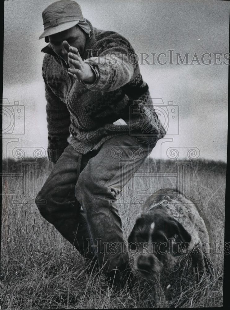 1956 Press Photo Baron owned by Cliff Faestel sent out to retrieve a pheasant - Historic Images