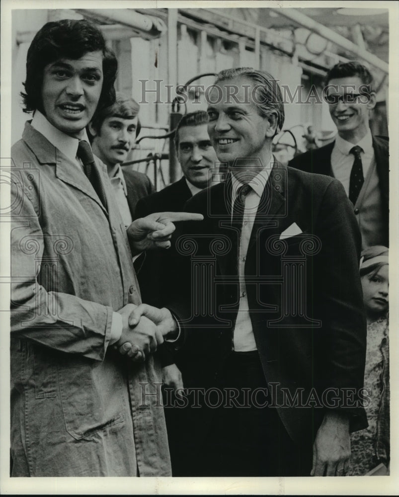 1970 Press Photo Engelbert Humperdinck and Wilf hicks Shake Hands - Historic Images