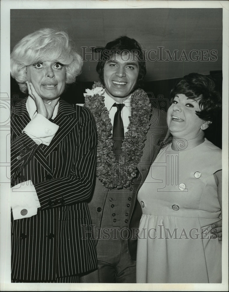 1969 Press Photo Engelbert Humperdinck-United States Singer With Others - Historic Images