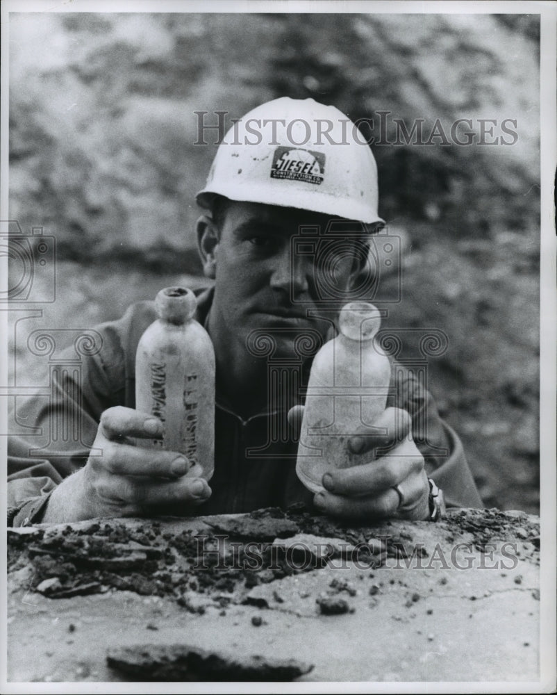 1960 Press Photo Workman on construction of new addition at Milwaukee Journal bu - Historic Images
