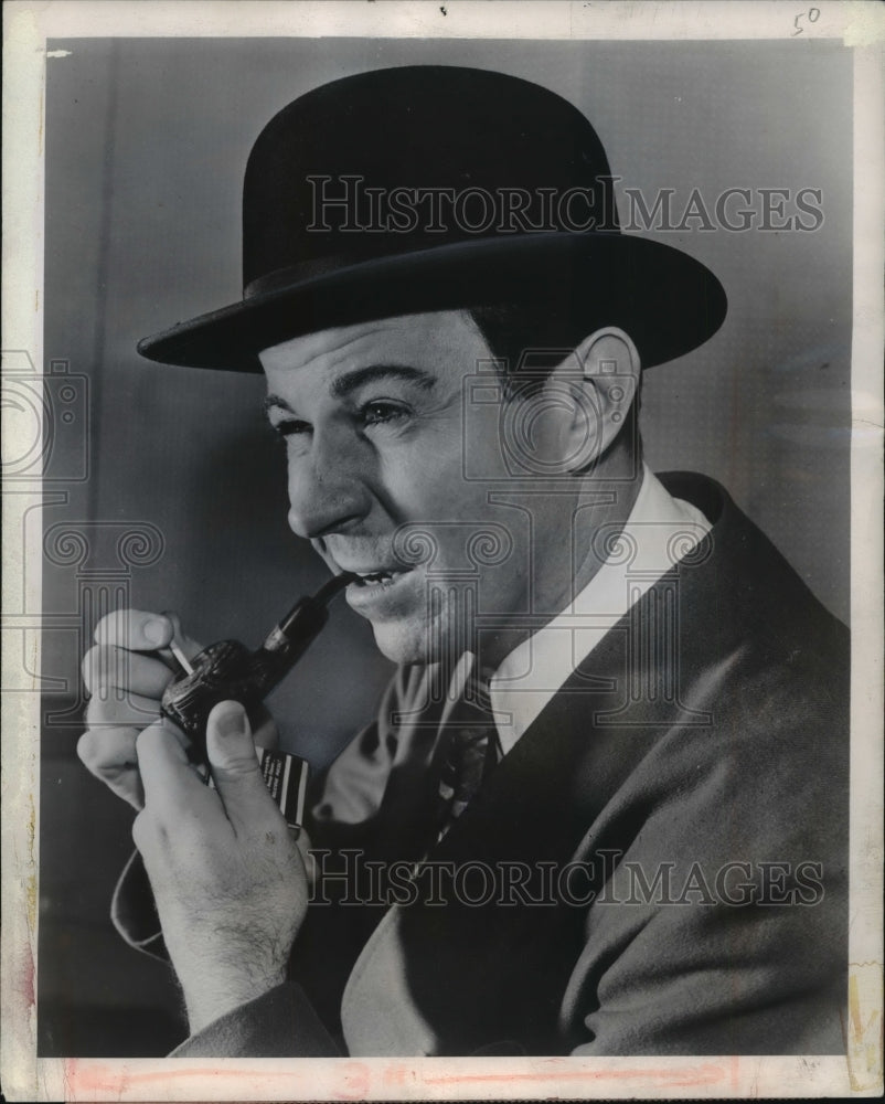 1954 Press Photo Dennis Day in A day in the life of Dennis Day - Historic Images