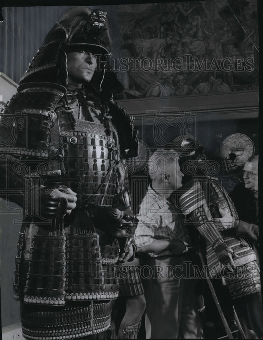 1956 Press Photo Japanese Armor Moved From Milwaukee Public Museum - mjx26118-Historic Images