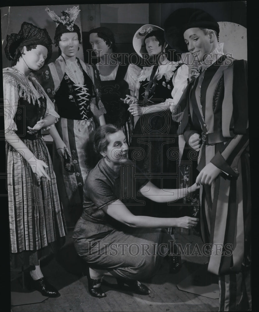 1959 Press Photo Exhibit of Swiss Costumes at the Milwaukee Public Museum - Historic Images