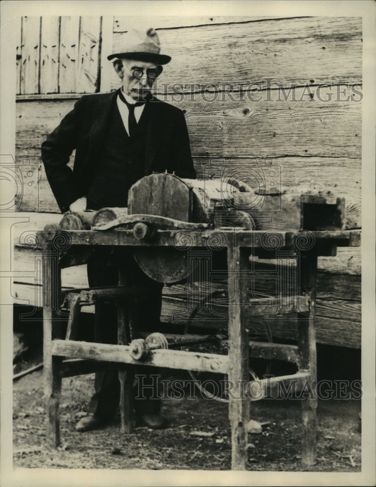 1934 Press Photo J. Luke Burdette-Exhibiting Whitney's Power Cotton Gin-Historic Images